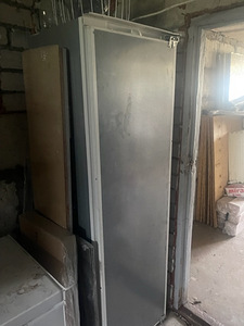 Встроенный холодильник