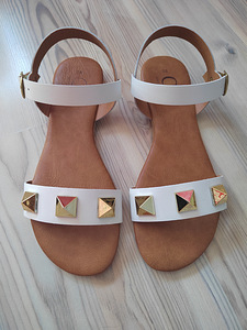 Uued naiste sandaalid