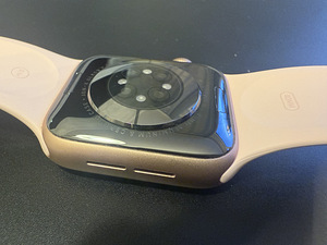 Apple Watch Series 6 GPS + Cellular, 40mm Gold Aluminium (5 foto / 10)