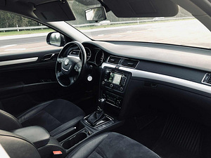 SKODA SUPERB (7 фото из 10)
