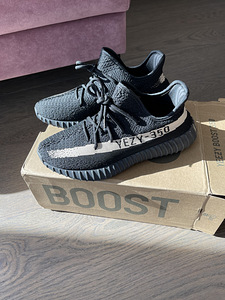 Adidas Yeezy Boost размер 40 (2 фото из 3)