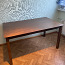 Обеденный стол из коричневого дерева (фото #1)