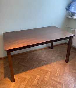 Обеденный стол из коричневого дерева