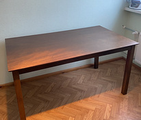 Обеденный стол из коричневого дерева