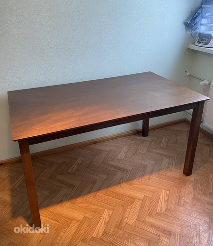 Обеденный стол из коричневого дерева (фото #1)