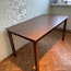Обеденный стол из коричневого дерева (фото #2)