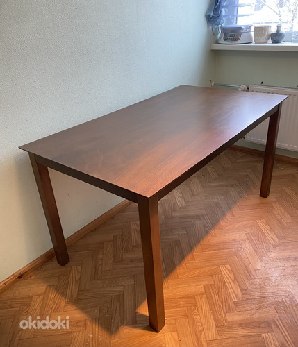Обеденный стол из коричневого дерева (фото #2)