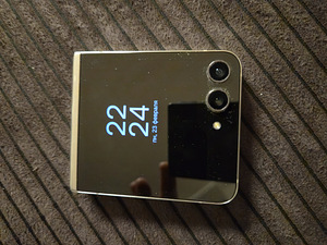 Samsung Galaxy Z Flip5 (3 foto / 9)