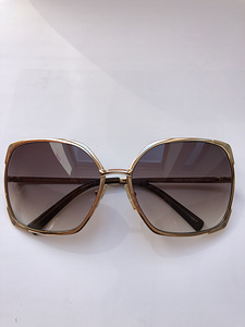 FENDI оригинальные солнечные очки (2 фото из 3)
