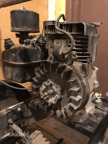 Рабочий двигатель Бриггс и Страттон мощностью 5 л.с. (фото #1)
