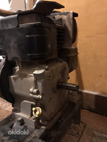 Рабочий двигатель Бриггс и Страттон мощностью 5 л.с. (фото #3)