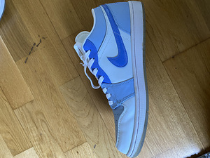 Mighty Swooshers Jordan 1 low SE (4 foto / 4)
