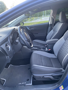 Toyota Auris Hybrid 2018 (12 foto / 13)
