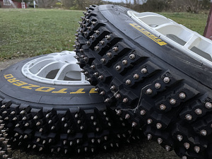 Шипы Pirelli на дисках Evocors (2 фото из 5)