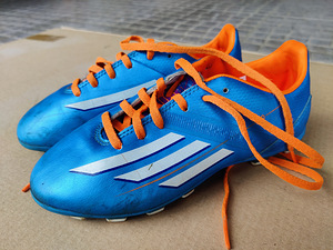 Poiste jalgpalli jalanõud Adidas, suurus 33 (3 foto / 3)
