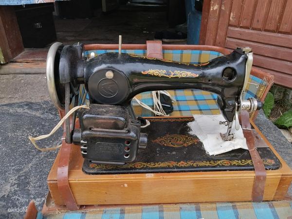 Подольская швейная машина советской эпохи с мотором (фото #8)