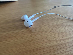 Apple EarPods with 3.5 Connector (1 foto / 3)