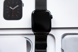 Apple Watch 6 GPS + LTE 44mm Stainless Steel Milanese Loop (2 foto / 3)