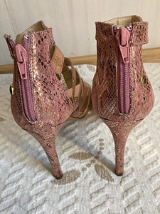Roosakuldse metallikvärvi kingad
