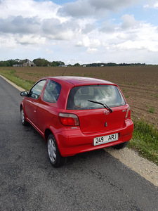 Toyota Yaris (2 foto / 3)