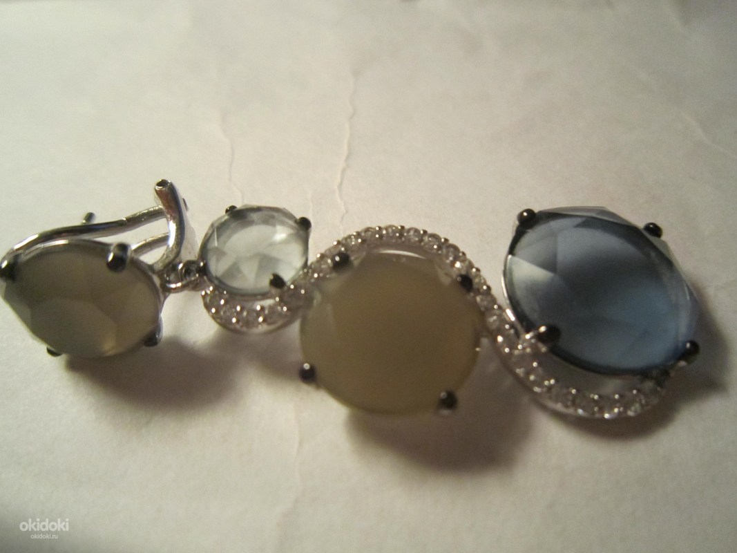 Серебряные серьги с французской застежкой. Серьги женские. Потерять серебряную сережку. Девушка надевает сережку. Потерять серебряную сережку.