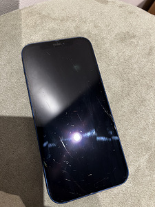 iPhone 12 64 ГБ (3 фото из 4)