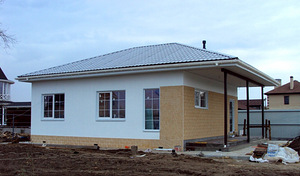 Кирпичный дом за городом