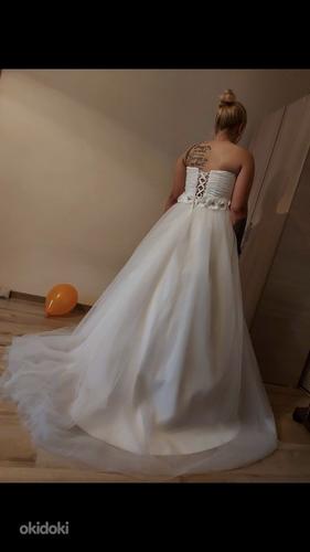 Шикарное свадебное платье (фото #3)
