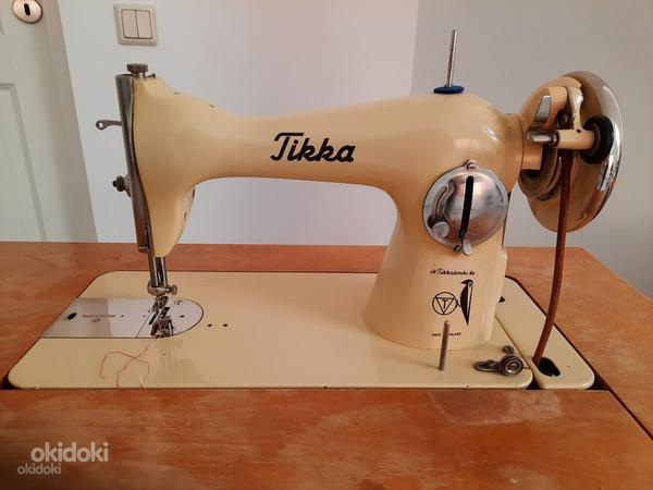Tikkakoski või Tikka õmblusmasin koos alusega