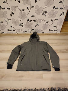 Зимняя куртка Spyder, размер L, из хорошего материала.