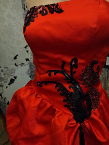 Вечернее коктейльное красное платье с открытыми плечами.