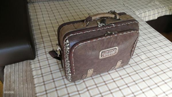 GUESS Красивая сумочка для ноутбука (фото #1)