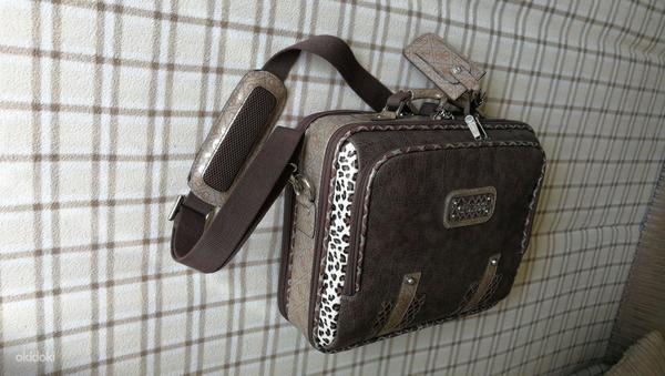 GUESS Красивая сумочка для ноутбука (фото #3)