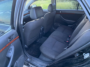 TOYOTA AVENSIS (10 foto / 10)