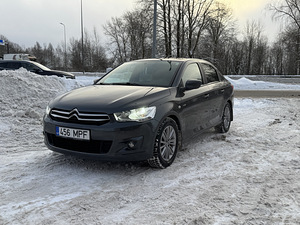 Аренда автомобиля (1 фото из 9)