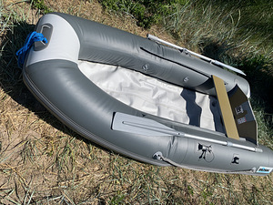 Лодка с воздушным днищем из ПВХ и двигателем Yamaha с водяны (1 фото из 7)