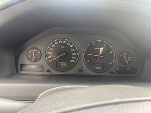Volvo V70 2.4 120kw manuaal (4 foto / 5)