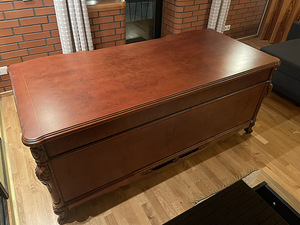 Классический офисный стол для домашнего кабинета (2 фото из 4)
