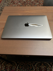 MacBook Air M1 256gb (1 foto / 3)
