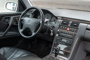 Mercedes-Benz E 55 AMG (7 foto / 15)
