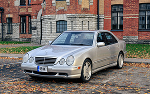 Mercedes-Benz E 55 AMG (2 foto / 15)