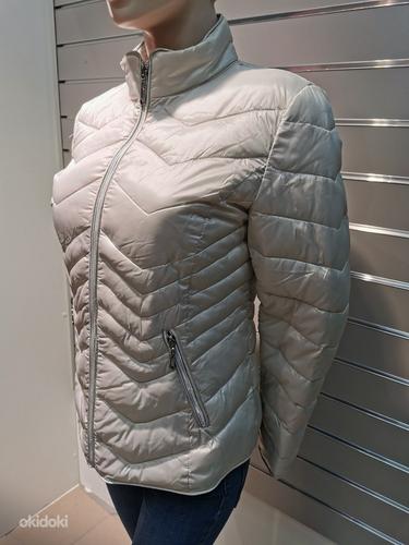 Женская стеганая куртка без капюшона, серовато-белая (фото #2)