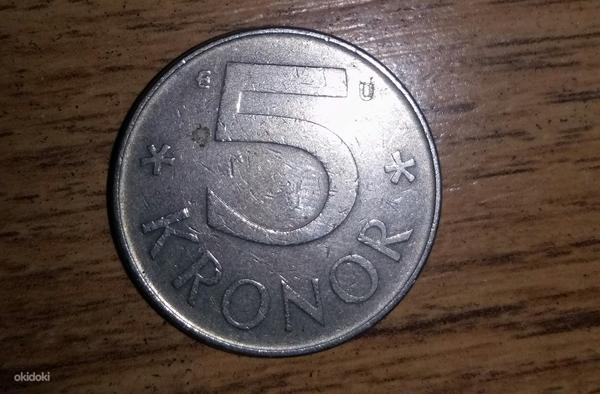 Швеция 1982 - Медно-никелевая монета 5 крон с монограммой в короне (фото #2)