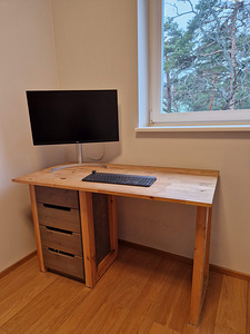 Puidust kirjutuslaud ja riidekapp (2 foto / 5)