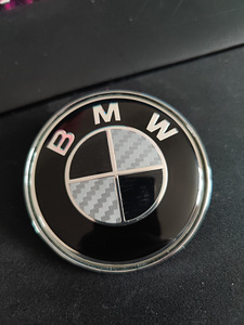 BMW embleem kapotile must/valge carbon 74mm