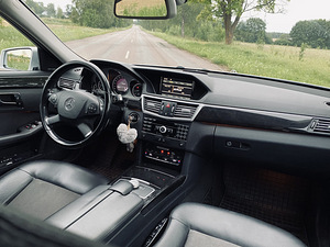Mercedes-Benz E 300 Avantgarde 3.0 170kW (5 foto / 8)