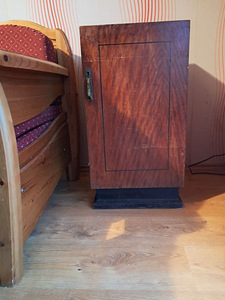 Müüa täispuidust vanaaegne heas seisukorras öökapp (1 foto / 1)