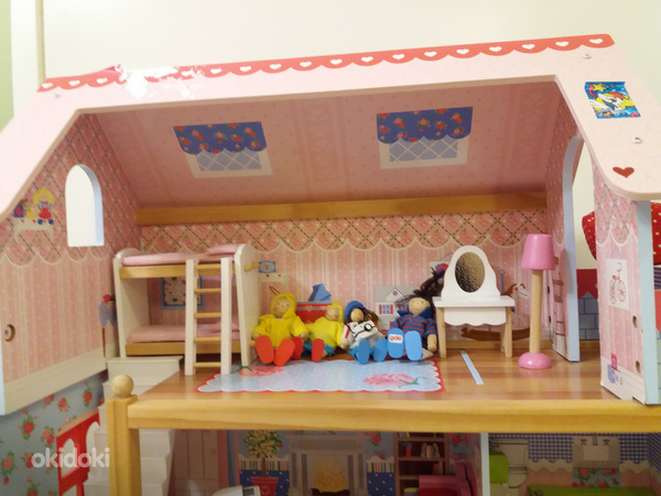 Деревянный кукольный домик с куклами и мебелью (фото #4)