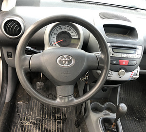 TOYOTA AYGO 1,0 BENSIIN, VARUOSAD (3 foto / 7)