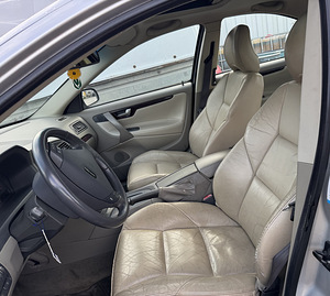 VOLVO S60 2,4 TURBO BENS AUTOMAAT, VARUOSAD (8 foto / 9)
